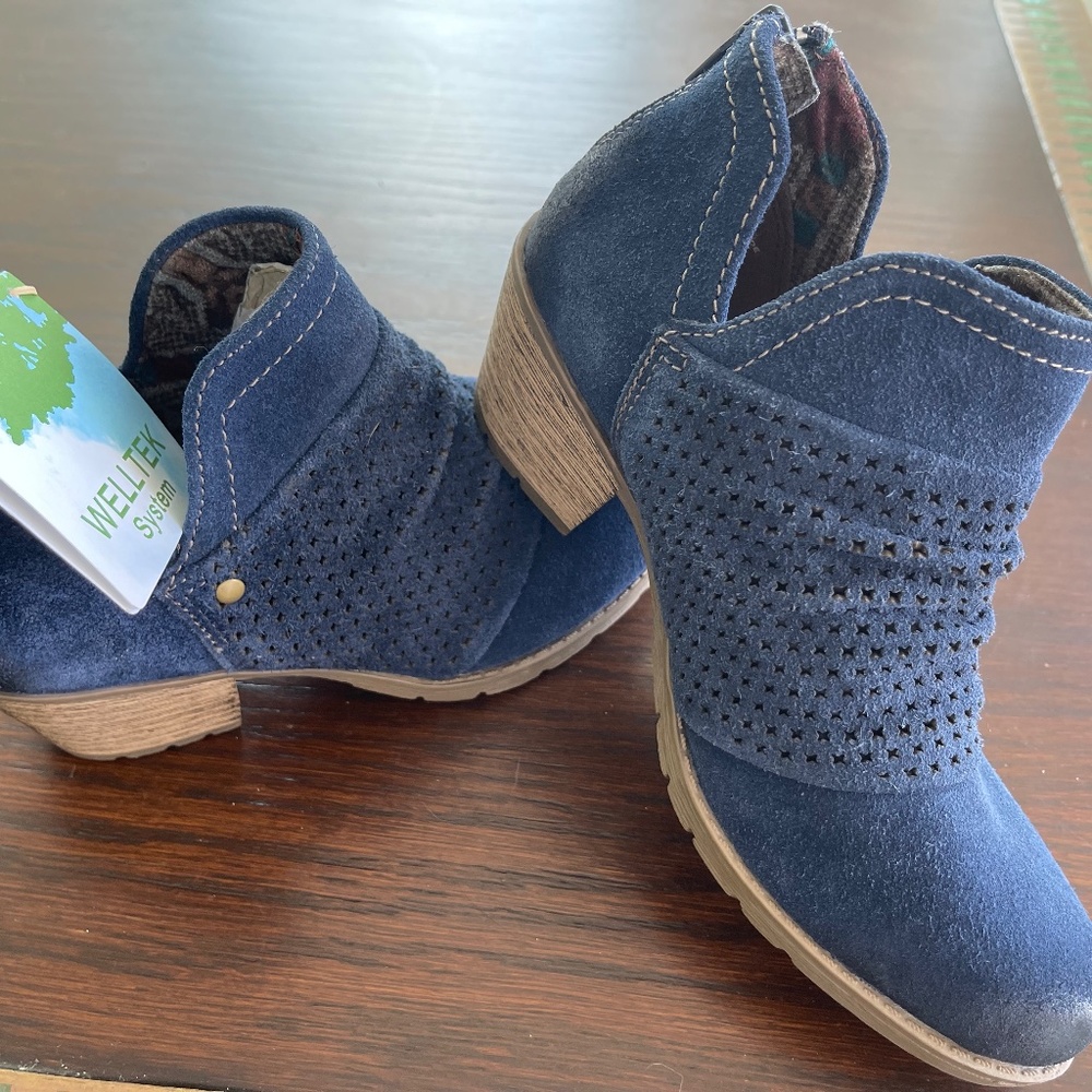 EARTH ORIGINS Amanda Navy Suede Booties 5.5